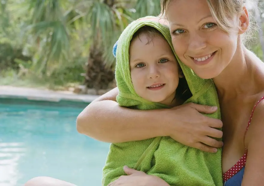 Familie am traumhaften Desjoyaux Pool